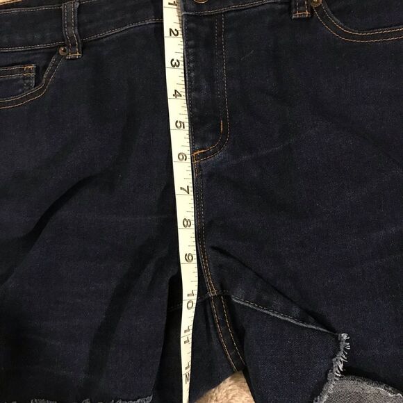 𝅺: : MICHAEL KORS Like New Dark Wash Raw Hem Denim Shorts : : - Picture 6 of 10